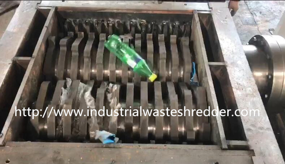 ভালো দাম পিইটি বোতলগুলির জন্য মিনি স্ক্র্যাপ প্লাস্টিকের বর্জ্য শ্রেডার মেশিন স্পেস সেভিং অনলাইন